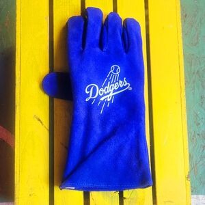 DODGER BBQ SUEDE LEATHER RIGHT HAND NEW NEVER USED